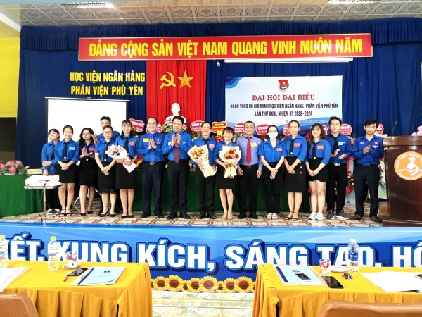 Thường trực Tỉnh Đoàn và Đảng ủy Học viện tặng hoa chúc mừng các đồng chí vào Ban Chấp hành Đoàn Học viện Ngân hàng - Phân viện Phú Yên khóa XXIII.
