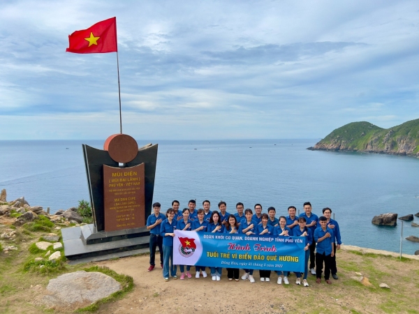 Các cán bộ, đoàn viên, thanh niên tham quan Bãi Môn - Mũi Điện.