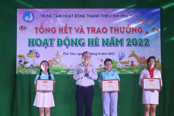 Đ/c Trần Minh Trí - Phó Bí thư Tỉnh Đoàn đến dự và trao thưởng cho các em học sinh.