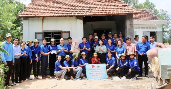 Thường trực Tỉnh Đoàn, lãnh đạo Trường Đại học Phú Yên đã đến thăm, động viên và tặng quà đội hình thanh niên tình nguyện Mùa hè xanh của nhà trường.