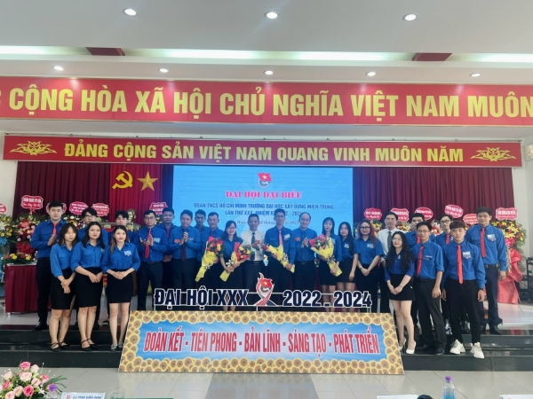 Thường trực Tỉnh Đoàn và Đảng ủy trường tặng hoa chức mừng Ban Chấp hành Đoàn Trường Đại học Xây dựng Miền Trung khóa XXX.