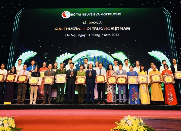 Đoàn Trường Đại học Xây dựng Miền Trung nhận giải thưởng Môi trường Việt Nam