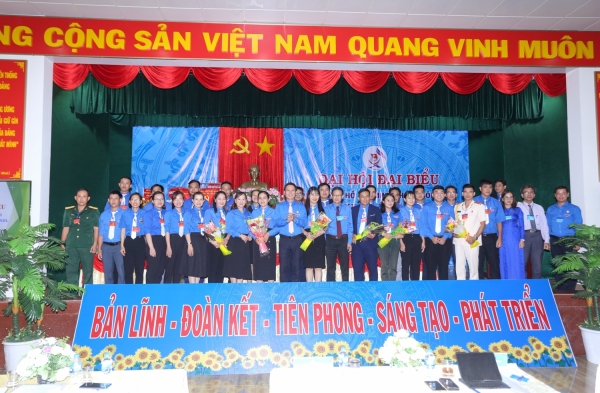 Thường trực Tỉnh Đoàn và Thị ủy Sông Cầu tặng hoa chúc mừng Ban Chấp hành Thị Đoàn Sông Cầu khóa XIII, nhiệm kỳ 2022 - 2027.