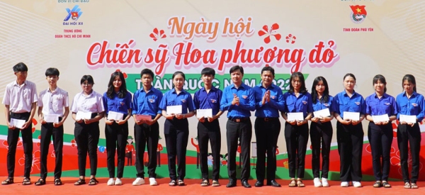 40 chiến sĩ Hoa phượng đỏ và học sinh có hoàn cảnh khó khăn của TP Tuy Hòa được nhận học bổng của Trung ương Đoàn.