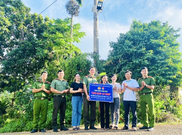 Bàn giao công trình thanh niên “Ánh sáng an ninh” tại thôn Tân Sơn.