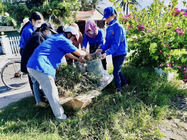 Đoàn viên thanh niên dọn vệ sinh môi trường tại địa phương.