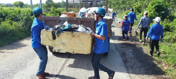 Đội thanh niên tình nguyện thu gom rác thải trên địa bàn nông thôn.