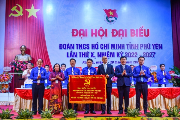 Lãnh đạo Trung ương Đoàn, Thường trực Tỉnh ủy, UBND tỉnh trao tặng Đại hội bức trướng mang dòng chữ “Tuổi trẻ Phú Yên đoàn kết - tiên phong - bản lĩnh - sáng tạo - phát triển”.