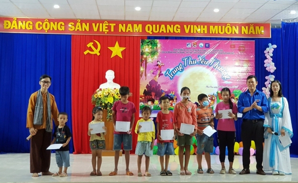 Ban Tổ chức trao học bổng cho các em thiếu nhi, học sinh có hoàn cảnh khó khăn.