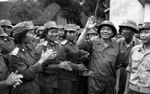 Đại tướng Võ Nguyên Giáp thăm các đơn vị nữ thông tin và nữ quân y đã tham gia Lễ duyệt binh ngày 1/5/1973. (Ảnh tư liệu)