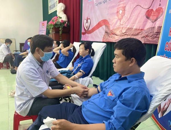 Đoàn viên thanh niên Đoàn khối Cơ quan, doanh nghiệp tỉnh tham gia hiến máu.