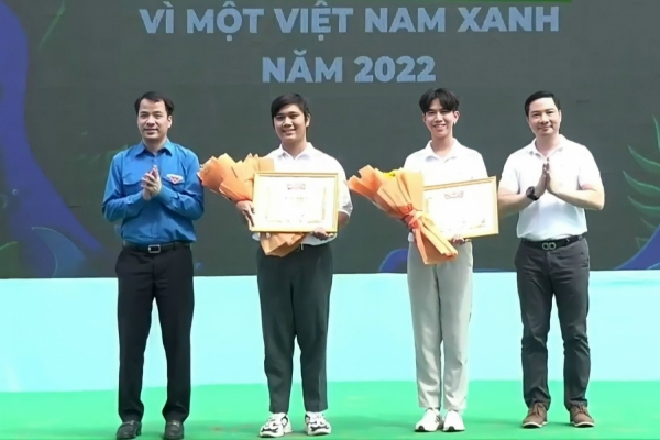 Đoàn viên Nguyễn Sài Gòn Thái Học (thứ hai từ trái sang) nhận giải nhất cuộc thi.