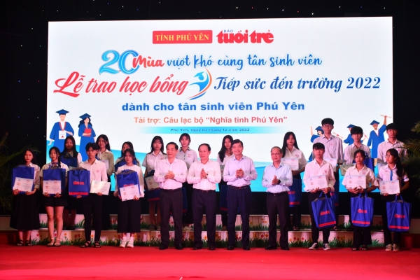 Trao học bổng Tiếp sức đến trường “20 mùa vượt khó cùng tân sinh viên cho tỉnh Phú Yên”