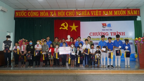 Ban Tổ chức trao tặng 20 học bổng cho học sinh vượt khó học giỏi.