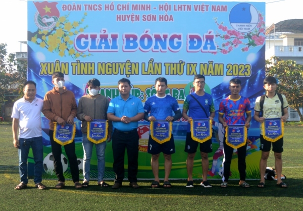Ban Tổ chức trao cờ lưu niệm cho các đội bóng.