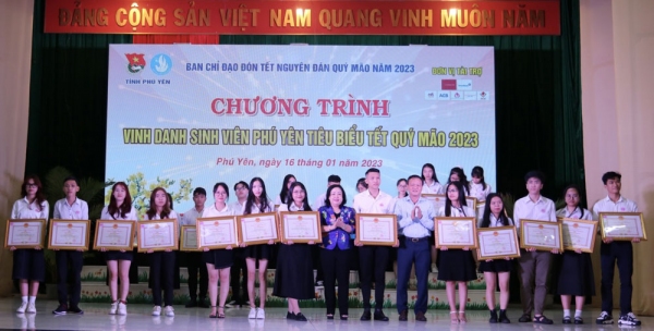 Các đồng chí: Cao Thị Hòa An, Phó Bí thư thường trực Tỉnh ủy, Chủ tịch HĐND tỉnh (hàng đầu, thứ tám từ phải sang); Đào Mỹ, Phó Chủ tịch UBND tỉnh (hàng đầu, thứ sáu từ phải sang) trao bằng khen của UBND tỉnh cho các sinh viên tiêu biể