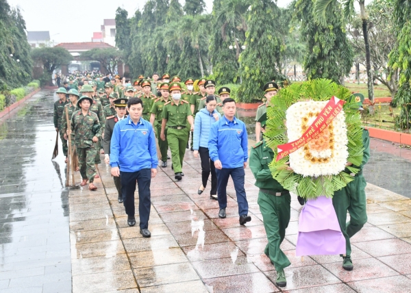 hường trực Tỉnh Đoàn và đoàn viên, thanh niên tham gia đặt vòng hoa tưởng niệm các anh hùng liệt sĩ tại Đài tưởng niệm Nghĩa trang Liệt sĩ tỉnh.