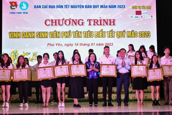 Đồng chí Cao Thị Hòa An và Phó Chủ tịch UBND tỉnh Đào Mỹ trao bằng khen của UBND tỉnh cho các sinh viên tiêu biểu.