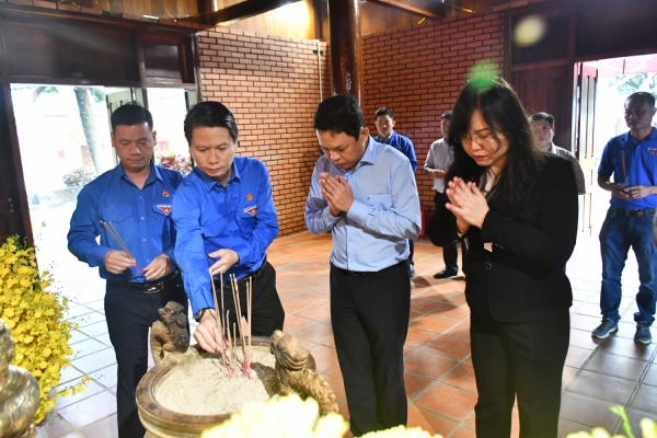 Các đồng chí lãnh đạo dâng hương tưởng nhớ, tỏ lòng tri ân sâu sắc đối với công lao to lớn, vì dân, vì nước của Bác Hồ kính yêu.