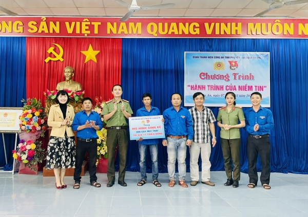 Trao tặng mô hình sinh kế cho 03 thanh niên tại xã An Thọ.