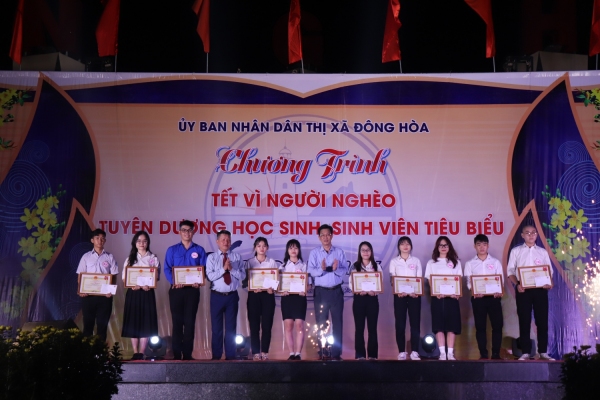 Bí thư Thị ủy Trần Văn Tân và Chủ tịch UBND thị xã Nguyễn Lê Vi Phúc vinh danh 10 SV tiêu biểu.