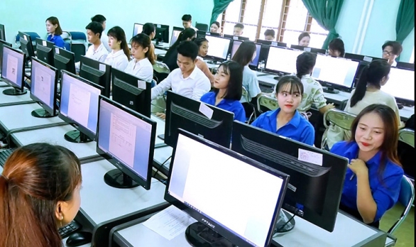 Trường đại học Phú Yên xác định đầu tư phát triển CNTT trở thành ngành trọng điểm. Trong ảnh: Sinh viên Khoa CNTT của trường trong giờ thực hành. Ảnh: TRẦN QUỚI