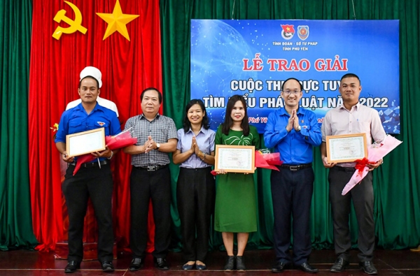 Giám đốc Sở Tư pháp Hà Công Khánh (thứ hai từ trái qua) cùng các đại biểu trao giải cho các tập thể đoạt giải trong cuộc thi trực tuyến Tìm hiểu pháp luật năm 2022. Ảnh: NGỌC QUỲNH