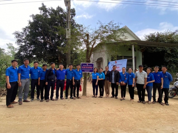 Khánh thành công trình  “Thắp sáng đường quê”.