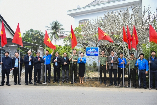 Thường trực Tỉnh Đoàn và Thường trực Huyện ủy, lãnh đạo UBND huyện cùng các đơn vị khánh thành  công trình “Sắc cờ quê hương”.