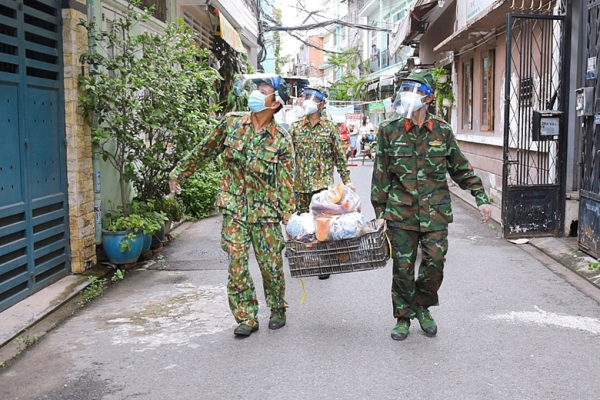 Lực lượng quân đội mang lương thực, thực phẩm đến cho các hộ dân thực hiện cách ly trong đợt dịch COVID-19 tại thành phố Hồ Chí Minh. (Ảnh: Hoàng Tuyết)