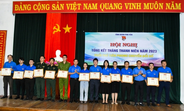 Thường trực Tỉnh Đoàn tặng bằng khen cho các tập thể có thành tích xuất sắc trong Tháng Thanh niên năm 2023.