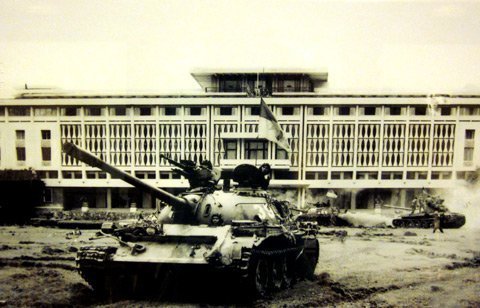 Xe tăng quân giải phóng đánh chiếm phủ Tổng thống Ngụy lúc 9 giờ 30 ngày 30/4/1975.