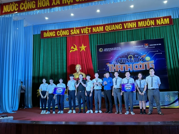 Anh Lê Duy - Bí thư Thành Đoàn Tuy Hòa và anh Võ Hoài Văn - Bí Thư Thị Đoàn Đông Hòa trao giải cho các đội thi.