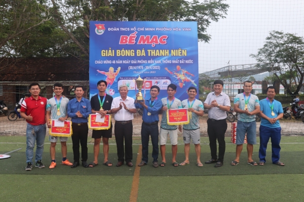 Thị Đoàn và Đảng ủy phường trao cúp và tiền thưởng cho đội bóng vô địch Chi đoàn Khu phố 5.