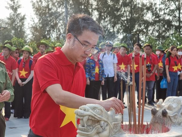 Bí thư T.Ư Đoàn Nguyễn Tường Lâm dâng hương tại tượng đài chiến sĩ Gạc Ma