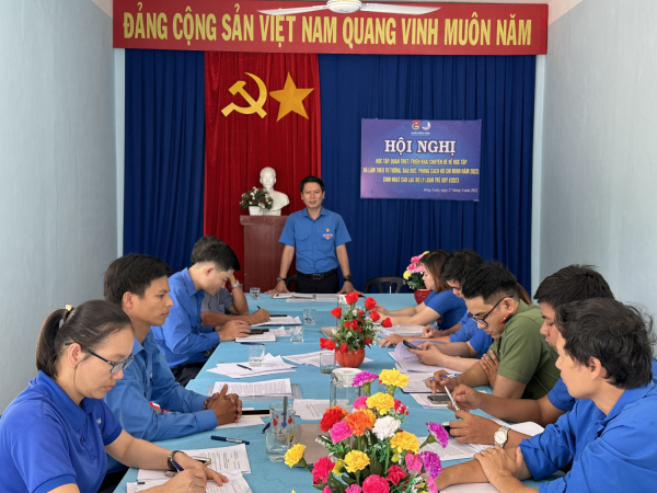 đồng chí Lương Minh Tùng - UVBCH Trung ương Đoàn, Bí thư Tỉnh Đoàn, Chủ tịch Hội LHTN Việt Nam tỉnh phát biểu tại buổi kiểm tra Huyện Đoàn Đồng Xuân.