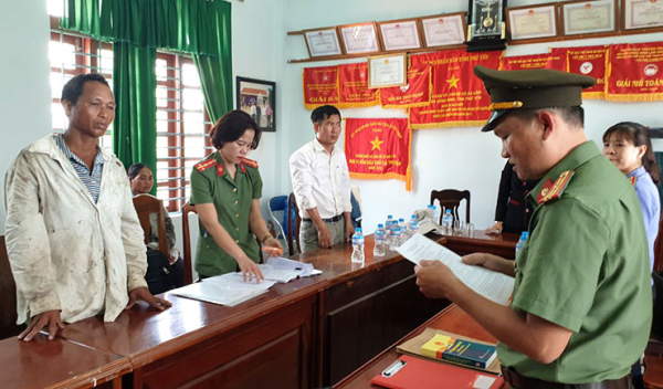 Cơ quan An ninh điều tra Công an tỉnh thi hành lệnh bắt tạm giam Nay Y Blang (bìa trái). Ảnh: HOÀNG XUÂN