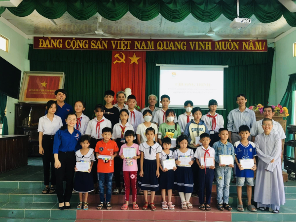 Trao tặng quà cho học sinh có hoàn cảnh khó khăn vươn lên trong học tập