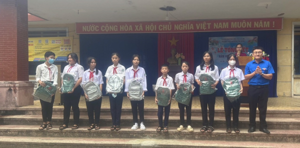 Tặng quà cho học sinh có hoàn cảnh khó khăn vươn lên học tập tốt .