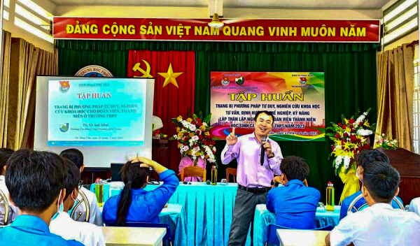 Quang cảnh tập huấn trang bị phương pháp tu duy sáng tạo, nghiên cứu khoa học cho đoàn viên, thanh niên.