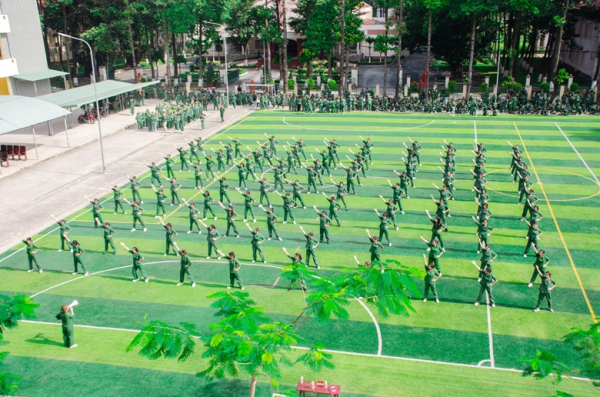 Sinh viên giáo dục quốc phòng và an ninh tại Trường Quân sự Quân khu 7 đồng diễn thể dục.
