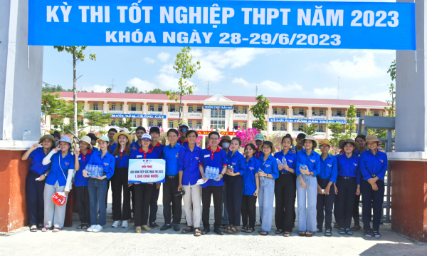 Anh Lương Minh Tùng thăm, động viên đội hình tình nguyện Tiếp sức mùa thi tại Trường THPT Trần Phú, thị trấn Chí Thạnh, H. Tuy An.
