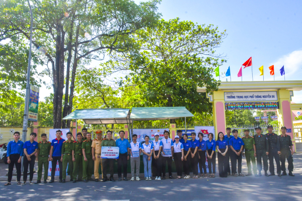 Anh Lương Minh Tùng thăm, động viên đội hình tình nguyện tại điểm thi Trường THPT Nguyễn Du, TT Hai Riêng, Sông Hinh.
