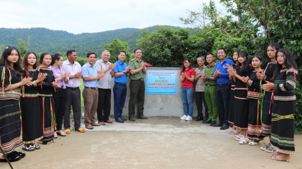 Lãnh đạo Tỉnh đoàn, huyện Sông Hinh cùng các đơn vị khánh thành và bàn giao công trình Đưa nước về buôn tại buôn Kít, xã Sông Hinh. Ảnh: HÀ MY