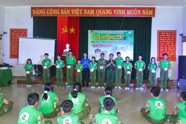 Thường trực Tỉnh Đoàn và lãnh đạo Bộ Chỉ huy Quân sự tỉnh trao giấy chứng nhận, huy hiệu cho các chiến sĩ nhí.