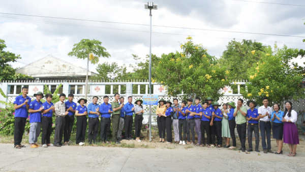 Thường trực Tỉnh Đoàn, lãnh đạo nhà trường và chính quyền địa phương xã Suối Trai khánh thành và bàn giao công trình “Thắp sáng đường quê”.