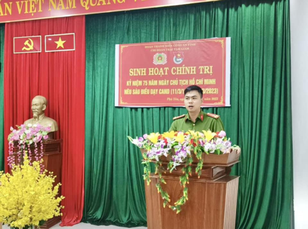 Đ/c Phan Phi Thức phát biểu tại buổi Sinh hoạt chính trị kỷ niệm 75 năm Ngày Chủ tịch Hồ Chí Minh nêu Sáu điều dạy CAND.