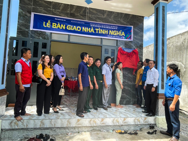 Đại diện các đơn vị khánh thành và bàn giao “Nhà tình nghĩa” cho gia đình anh Mang Đẫm.