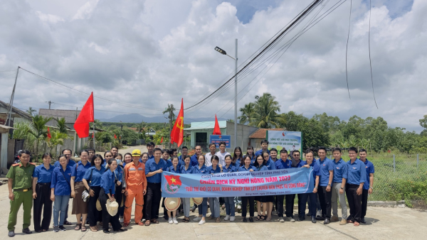 Hoạt động tình nguyện “Kỳ nghỉ hồng” của khối cán bộ, công chức trẻ tỉnh Phú Yên.