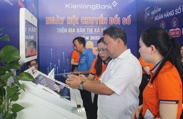 Chủ tịch UBND TX Sông Cầu Phan Trần Vạn Huy tham quan và trải nghiệm các dịch vụ số tại gian hàng của KienlongBank Phú Yên
